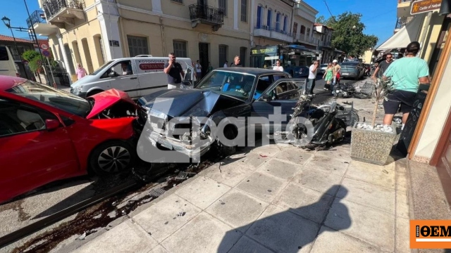 Ηλικιωμένος οδηγός παρέσυρε τραπεζοκαθίσματα, δίκυκλα και αυτοκίνητα στο κέντρο της Ναυπάκτου, δείτε βίντεο