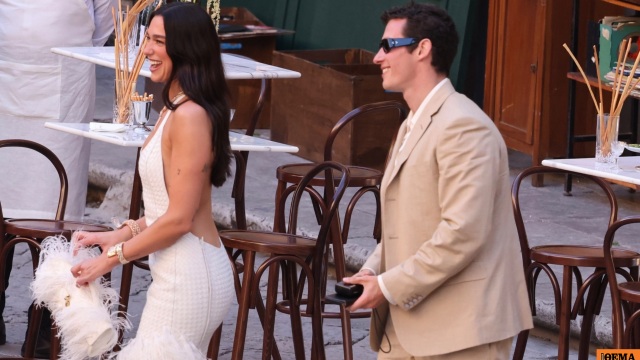 Dua Lipa: Με μία εντυπωσιακή λευκή δημιουργία του οίκου Bottega Veneta στο pre-wedding party της