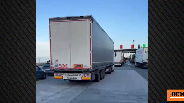 Φορτηγό τυλίχτηκε στις φλόγες στο ύψος της Λάρισας, διακοπή 