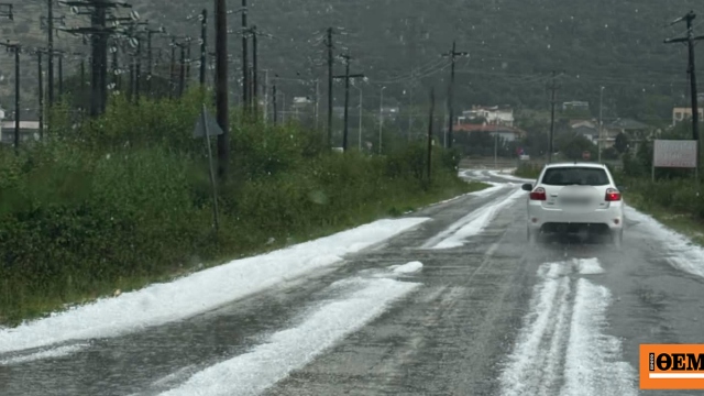 Έντονη χαλαζόπτωση στα Ιωάννινα προκάλεσε ζημιές σε οχήματα 