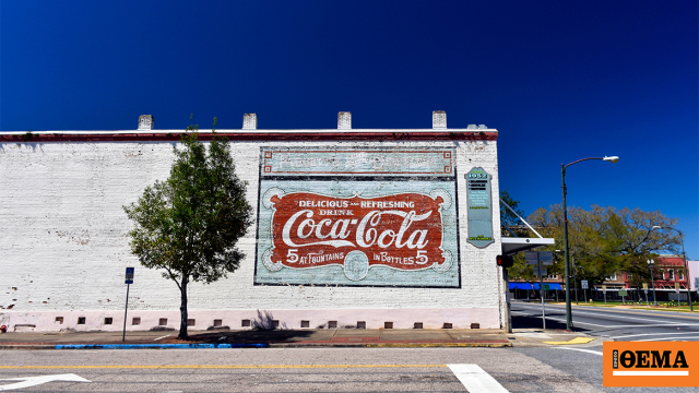 H πόλη των «μυστικών εκατομμυριούχων» της Coca-Cola: Πώς ένας τραπεζίτης έκανε δεκάδες οικογένειες πλούσιες