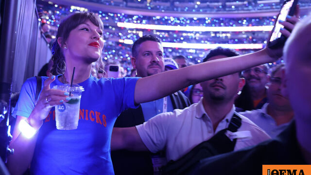 Η Tέιλορ Σουίφτ έκανε μια εμφάνιση σε αγώνα NBA και το look 