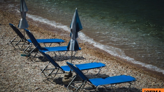 Συνελήφθη 72χρονος για παράνομες ξαπλώστρες και ομπρέλες σε παραλία στην Ανάβυσσο