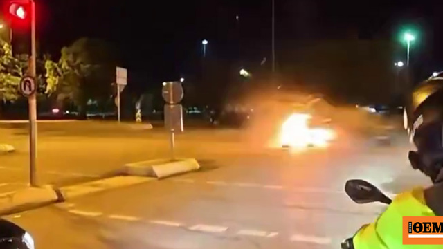 Τρομακτικό τροχαίο στην Κωνσταντινούπολη: ΙΧ τυλίχθηκε στις φλόγες μετά από σφοδρή σύγκρουση με άλλο όχημα, δείτε βίντεο