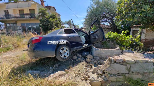 Πέντε τραυματίες σε τροχαίο στην Αργολίδα, αυτοκίνητο «καρφώθηκε» σε μάντρα σπιτιού