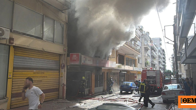 Φωτιά τώρα σε συνεργείο αυτοκινήτων στη Θεσσαλονίκη, δείτε βίντεο