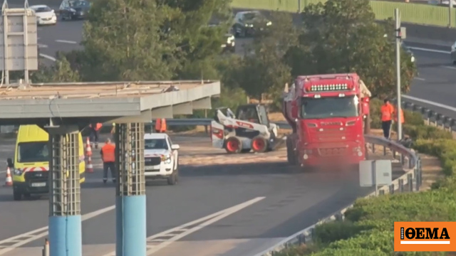Ανετράπη φορτηγό με μπάζα στην Αττική Οδό, απεγκλώβισαν τον οδηγό, δείτε βίντεο