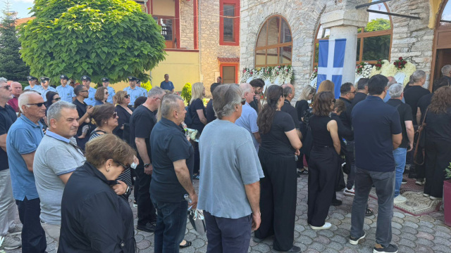 Σε κλίμα οδύνης η κηδεία της 45χρονης Αντιγόνης που δολοφονήθηκε από τον σύζυγό της στη Δράμα