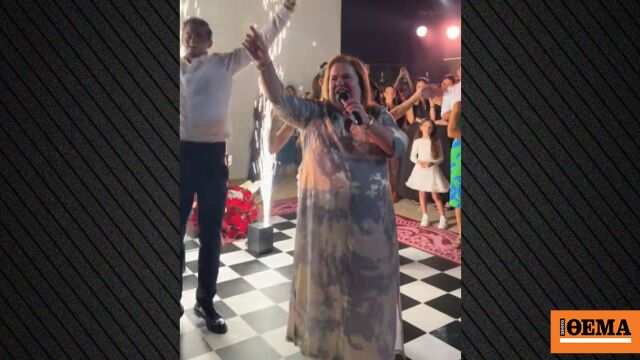 Η Έφη Θώδη τραγούδησε σε γάμο το «Can’t Take My Eyes Off You» , η εμφάνιση που θύμισε σκηνή από το Παρά Πέντε, δείτε βίντεο