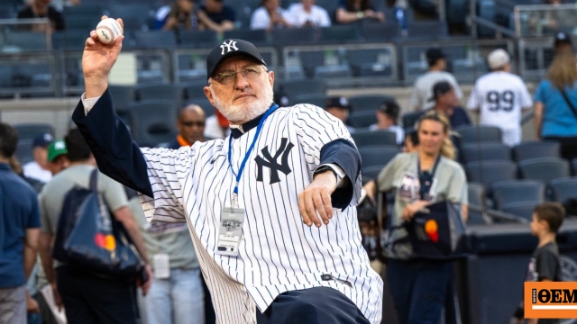 Στο γήπεδο των Yankees ο Αρχιεπίσκοπος Αμερικής Ελπιδοφόρος: Έκανε την πρώτη συμβολική ρίψη μπροστά σε χιλιάδες θεατές