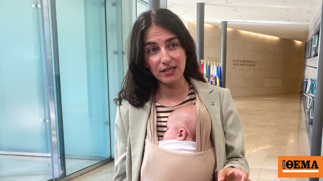 Η Σουηδή υπουργός Περιβάλλοντος πήγε σε συνεδρίαση της ΕΕ με το μωρό της, δείτε βίντεο