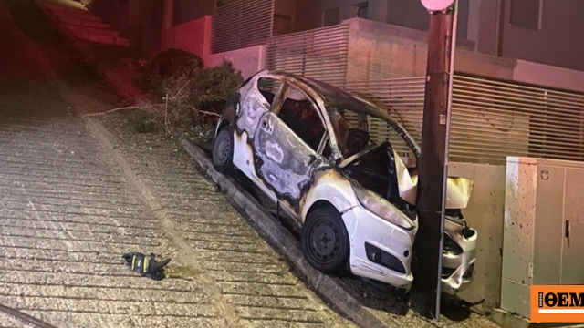 Αυτοκίνητο τυλίχθηκε στις φλόγες και προσέκρουσε σε κολόνα της ΔΕΗ στη Βούλα, δείτε βίντεο