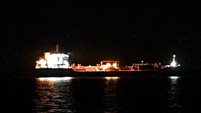 Makine arızası nedeniyle Alonissos açıklarında sürüklenen petrol tankeri