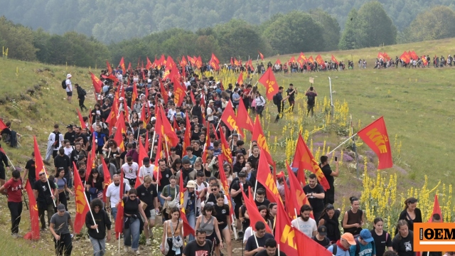 Δείτε βίντεο με μέλη της ΚΝΕ να βαδίζουν στο Βίτσι φωνάζοντας συνθήματα – Οι αιχμές Κουτσούμπα κατά Τσίπρα στην αντιιμπεριαλιστική κατασκήνωση