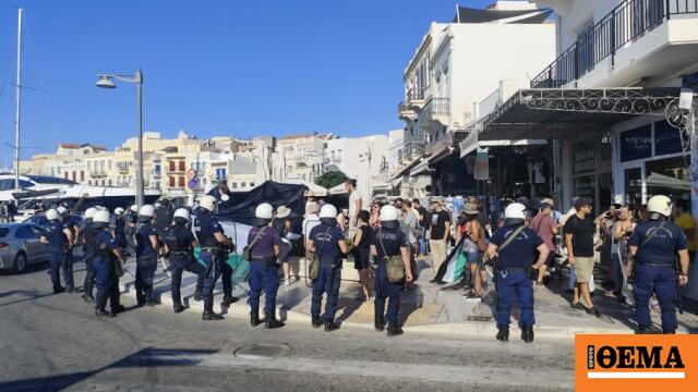 Συγκέντρωση διαμαρτυρίας και ισχυρή αστυνομική παρουσία για την άφιξη του Crown Iris στη Σύρο, αποβιβάστηκαν ανά ομάδες οι τουρίστες