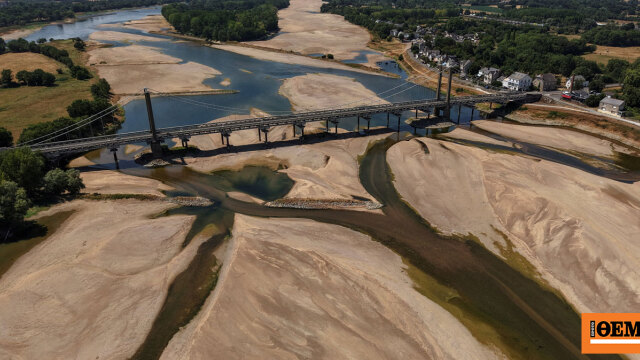Fransa'nın en büyük nehri Loire, tarihi sıcak hava dalgasıyla çöle döndü