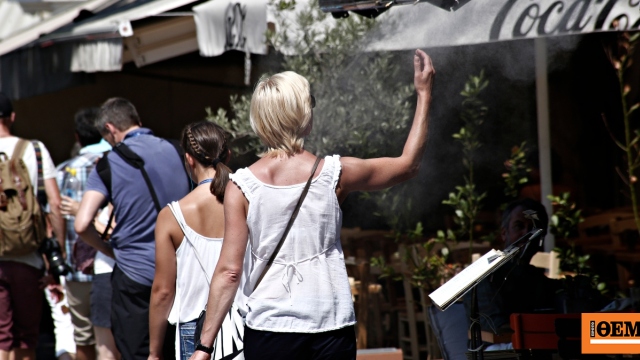 Σε κλοιό καύσωνα σήμερα η χώρα: Σε ισχύ το έκτακτο δελτίο της ΕΜΥ, πού αναμένονται 43άρια