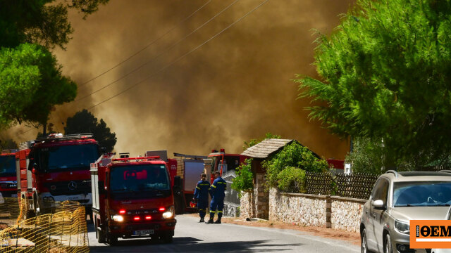 Μαίνεται η φωτιά στη Δυτική Αττική, στον οικισμό της Αγίας Σκέπης πέρασαν οι φλόγες, στη μάχη 7 εναέρια και πάνω από 450 πυροσβέστες