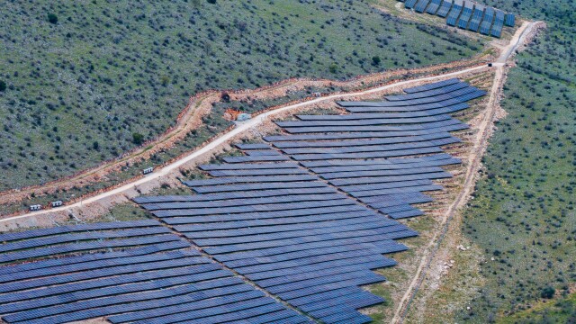 Φθηνότερο ρεύμα στην Ελλάδα χάρη στις ΑΠΕ: Στα €96 η MWh, όταν στην κεντρική Ευρώπη η αντίστοιχη τιμή κυμαίνεται από €162-166