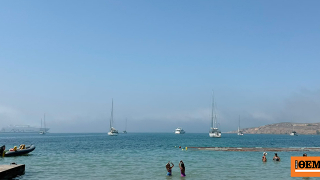 Απόκοσμες εικόνες σε Πάρο και Αντίπαρο: Πλοία ξεπροβάλλουν μέσα από την ομίχλη με συνεχείς συριγμούς, δείτε βίντεο