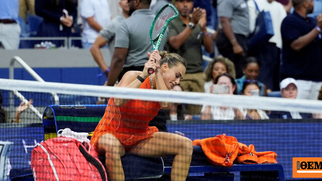 Photo: protothema.gr Aryna Sabalenka brise sa raquette après sa défaite en finale de l'US Open