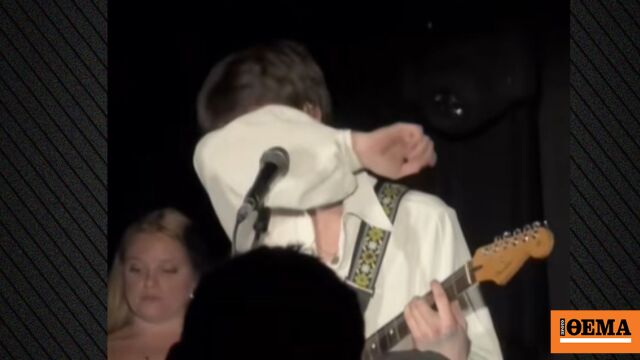 Η συγκινητική ερμηνεία για τη «ραγισμένη καρδιά» της μητέρας του σε συναυλία του Η συγκινητική ερμηνεία για τη «ραγισμένη καρδιά» της μητέρας του σε συναυλία του