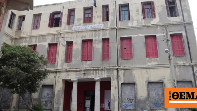 Έφοδος της ΕΛΑΣ στην κατάληψη του Ευαγγελισμού στο Ηράκλειο της Κρήτης Έφοδος της ΕΛΑΣ στην κατάληψη του Ευαγγελισμού στο Ηράκλειο της Κρήτης