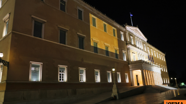 Φωταγώγηση της Βουλής για την ημέρα ενάντια στη βία κατά των γυναικών