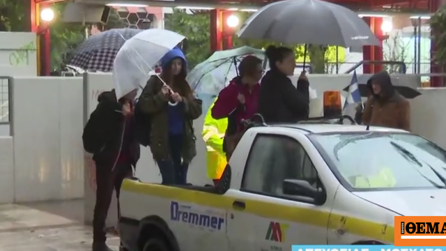 Μοσχάτο: Σε καρότσα αγροτικού περνούσαν τον δρόμο στο σταθμό του ΗΣΑΠ