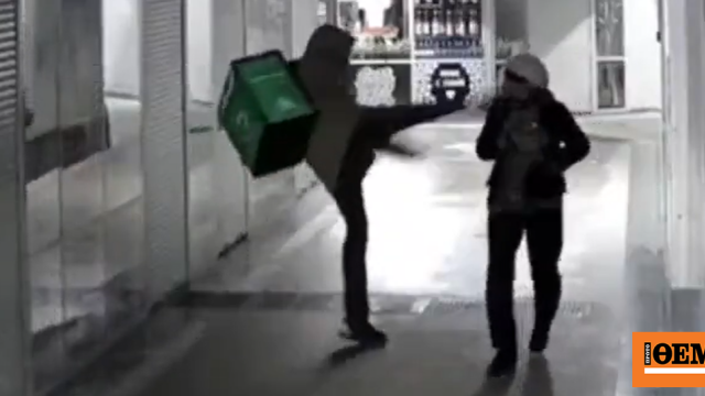 Βίντεο-σοκ από τη Ρωσία με ντελιβερά να κλωτσάει εν ψυχρώ στο κεφάλι ηλικιωμένη