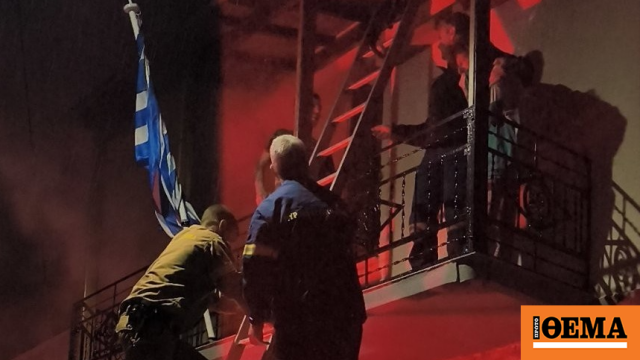 Δραματική διάσωση μητέρας και γιου μετά από φωτιά σε σπίτι στη Χίο, δείτε βίντεο