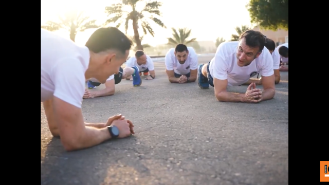 Ο Μακρόν έκανε γυμναστική με Γάλλους στρατιώτες στα Ηνωμένα Αραβικά Εμιράτα, δείτε βίντεο