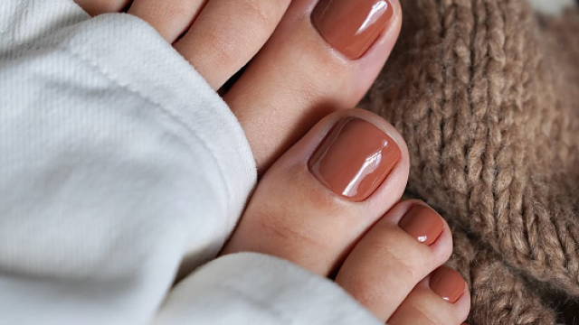 «Toffee Pedicure»: Η πιο κομψή απόχρωση για τις ανοιξιάτικες (και καλοκαιρινές) μας εμφανίσεις