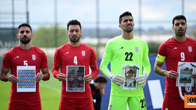 Συγκίνησαν οι παίκτες του Ιράν πριν από φιλικό αγώνα: Κράτησαν φωτογραφίες κοριτσιών που έχασαν τη ζωή τους από βομβαρδισμούς