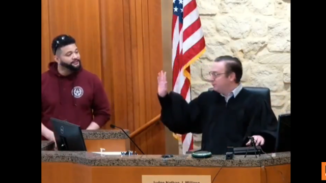 Viral η κατσάδα δικαστή σε τεχνικό στο Τέξας που σχολίασε «λάθος συναγερμός» για βλάβη στα μικρόφωνα, το βίντεο με τα πάνω από 3 εκατ. views