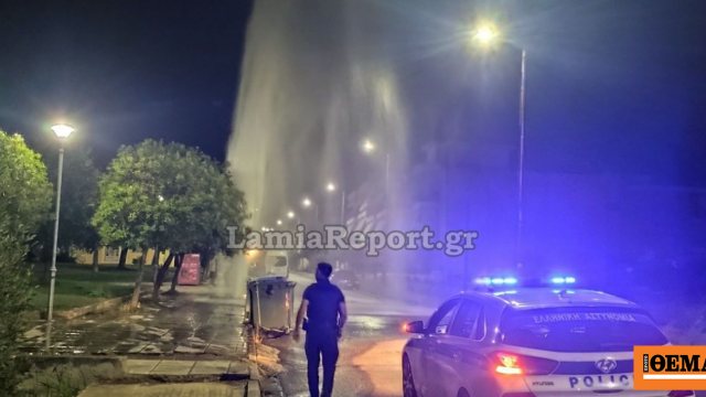 Βαν γκρέμισε πυροσβεστικό κρουνό στη Λαμία και δημιούργησε... συντριβάνι, δείτε βίντεο