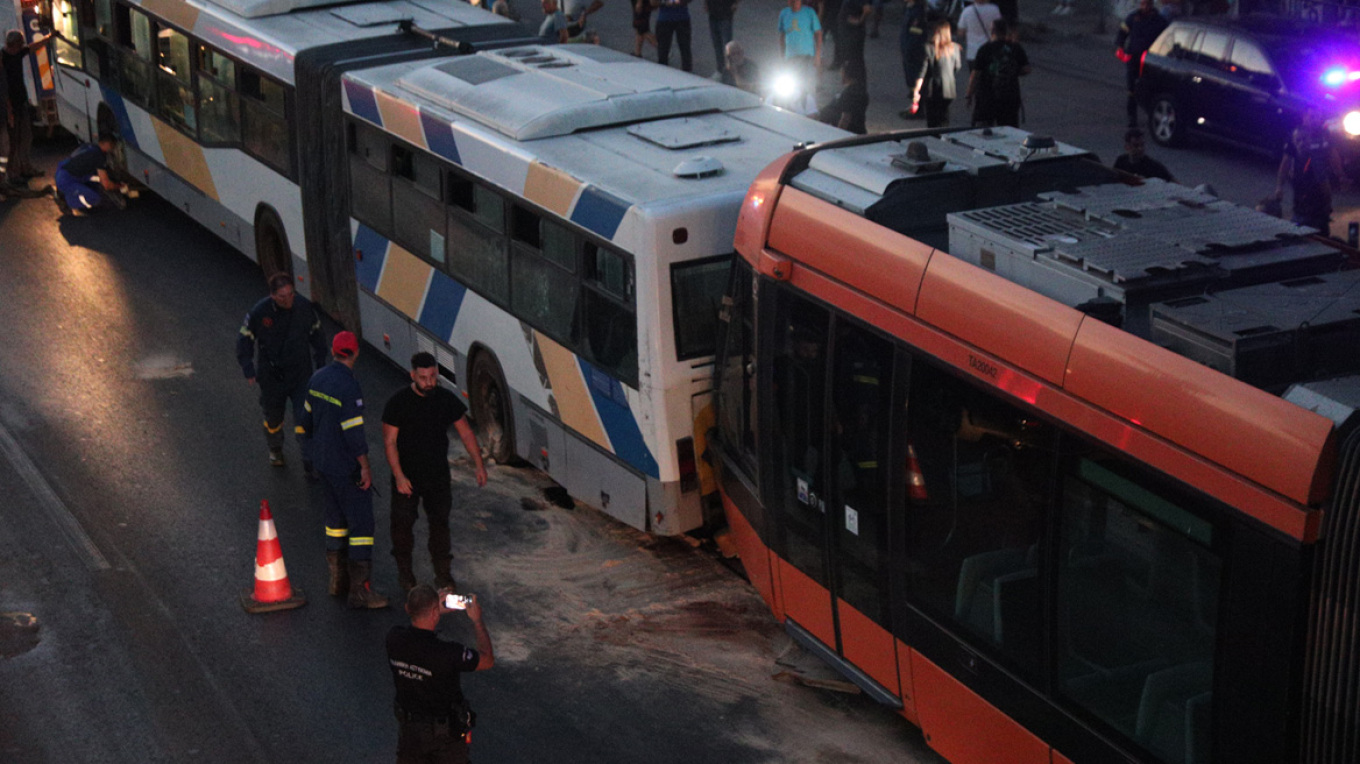 24 de răniți în urma coliziunii dintre un autobuz și un tramvai în Pireu