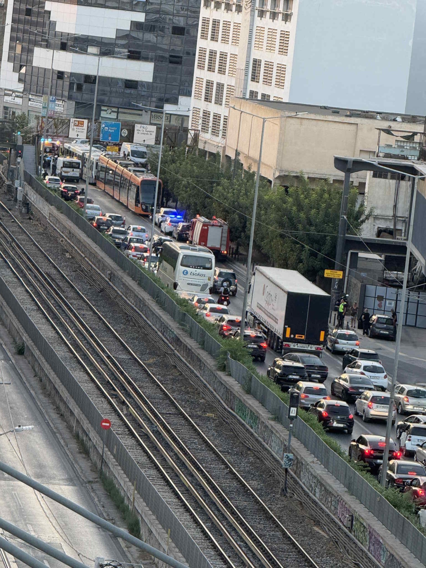 24 de răniți în urma coliziunii dintre un autobuz și un tramvai în Pireu
