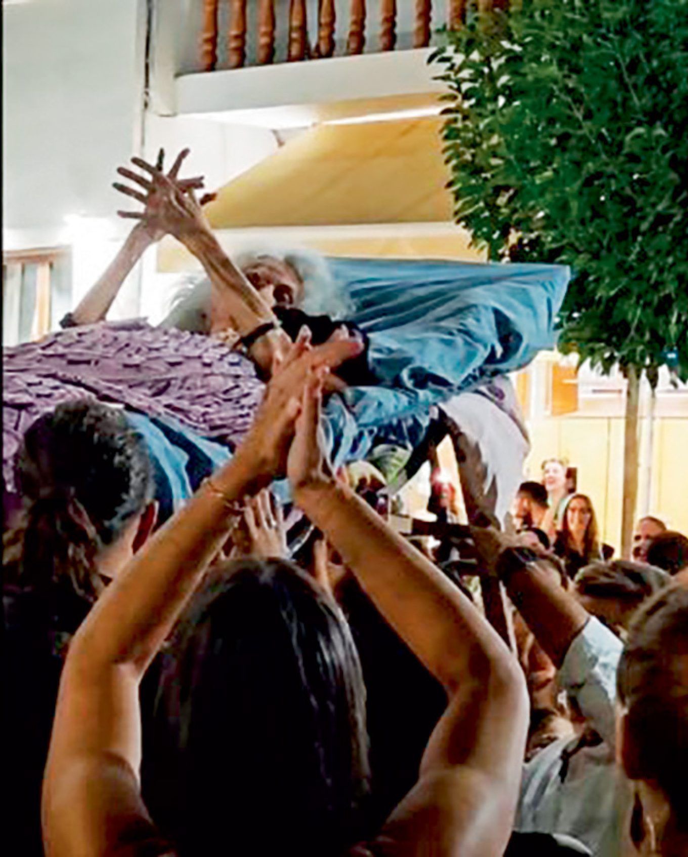 Dali’s Carina of Anogia and the festival: The touching story of the elderly woman who “danced” while being supported by her friends in Crete