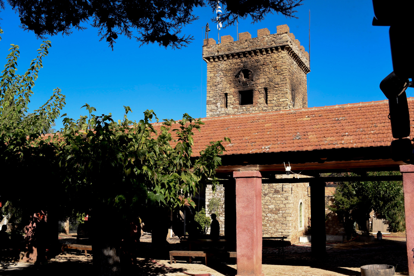 Το καμένο πέτρινο κτήριο της εισόδου της Achaia Clauss.